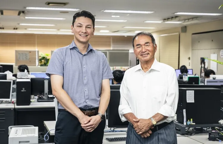 株式会社アイ・ピー・エルの吉川実社長と開発支援会社代表のイルマス玲